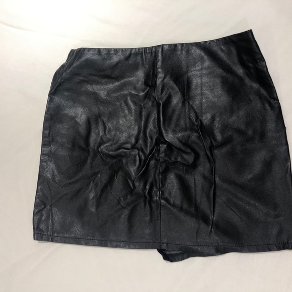 H&M faux leather mini skirt - Picture 2 of 2
